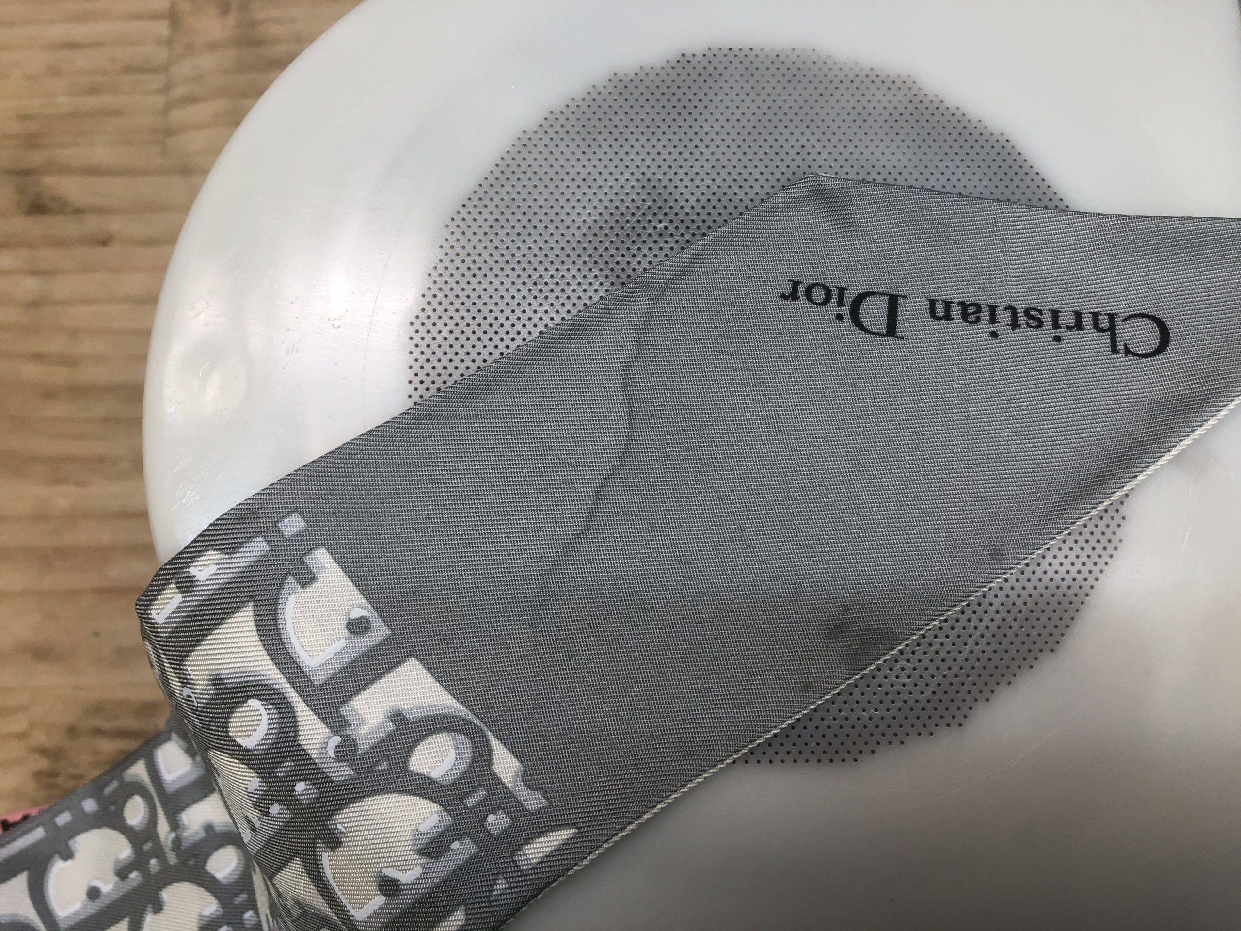 スカーフ 染み抜き クリーニング 【 Christian Dior スカーフ 染み抜き クリーニング 【 Christian Dior
